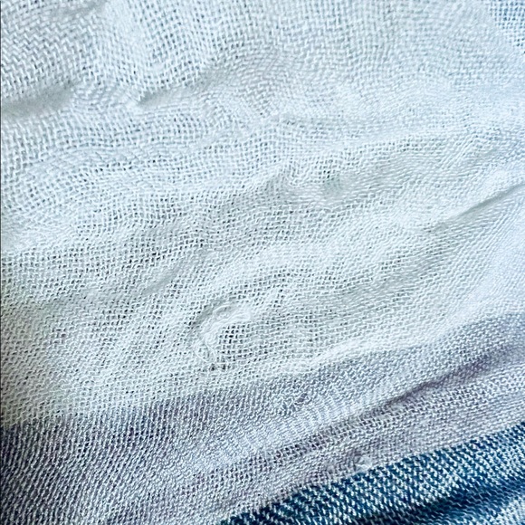 Light-Weight Cashmere and Silk Scarf. - Picture 3 of 3